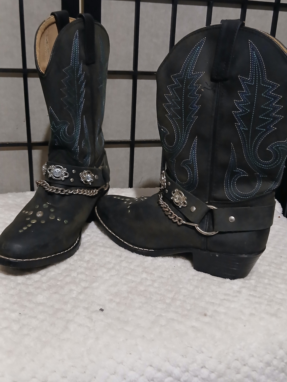 Black Studded Western Heeled Boots with Chain Accent - Picture 4 of 11